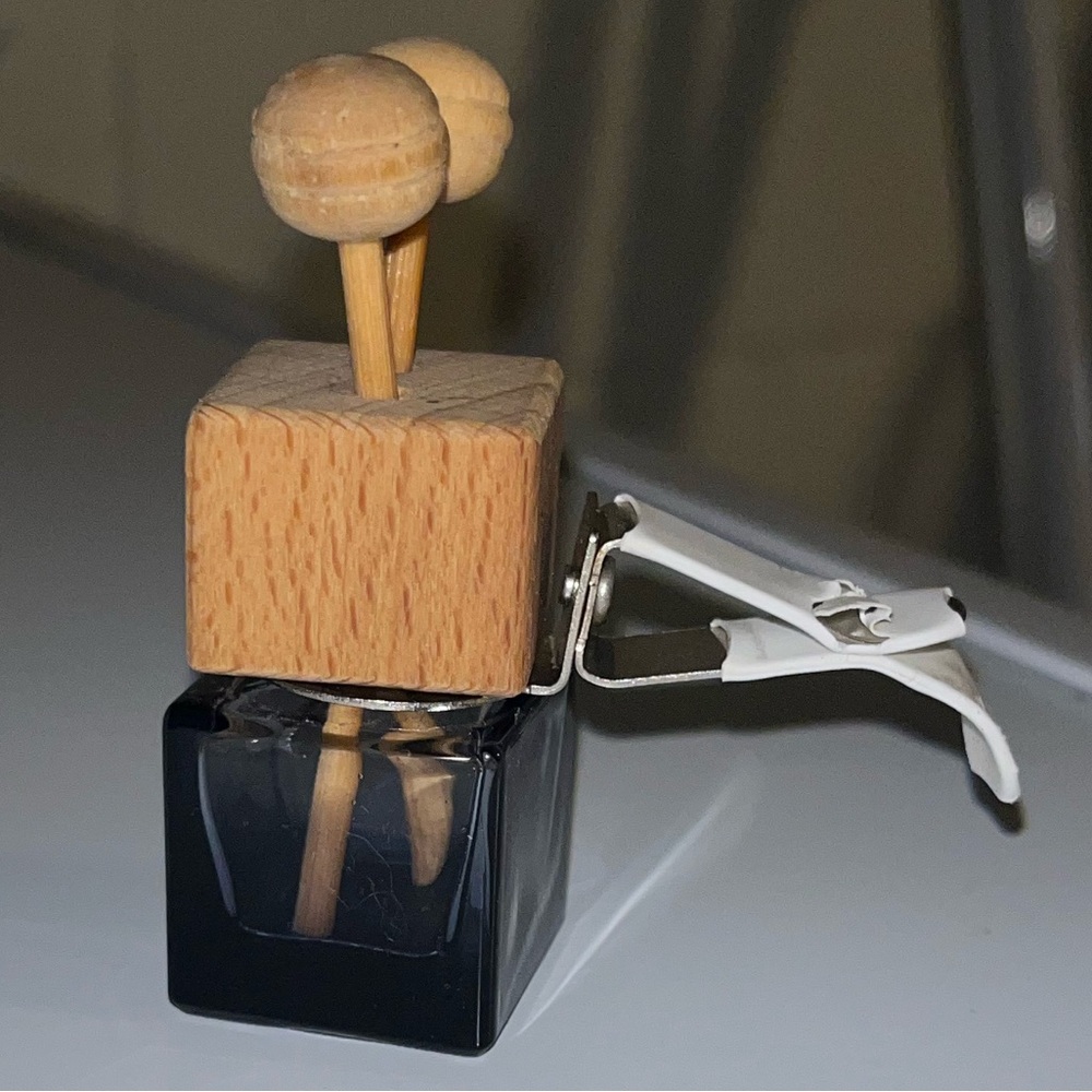AromaTherapy Car Reed Diffuser Kit with Wooden Accents (NWT) - Picture 3 of 4